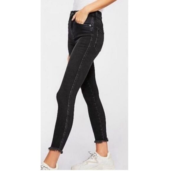 EXCELLENT PREOWNED CONDITION SIZE 29 WE THE FREE FRAYED HEM SKINNY BLACK JEANS - Picture 2 of 15